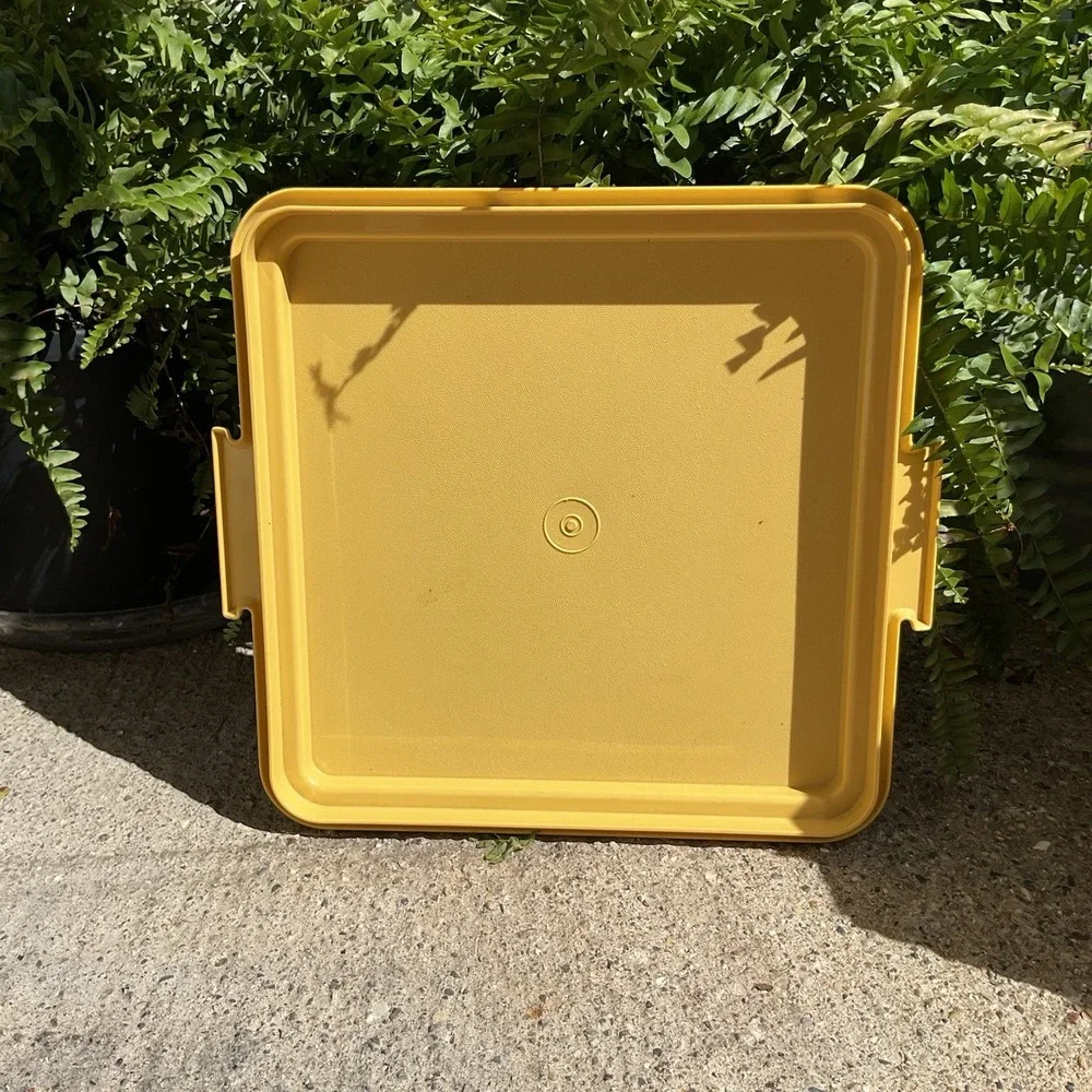 Vintage TUPPERWARE Harvest Gold Square Cake Carrier Bottom 1241-3‎